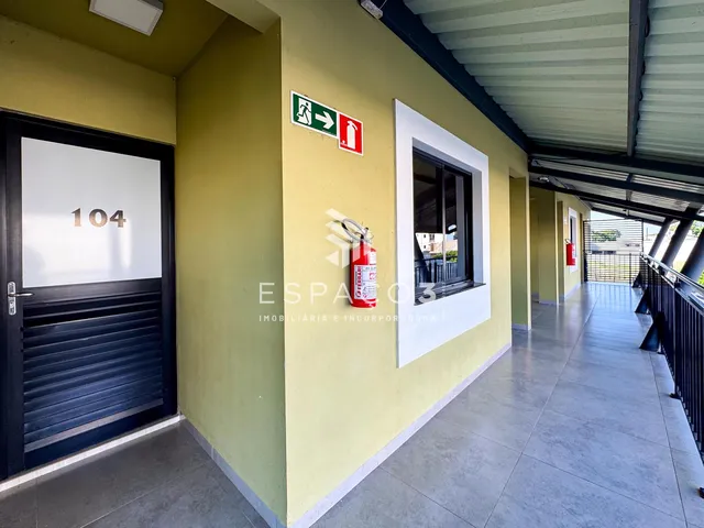 Imagem: Apartamento com pia e fogão próximo a