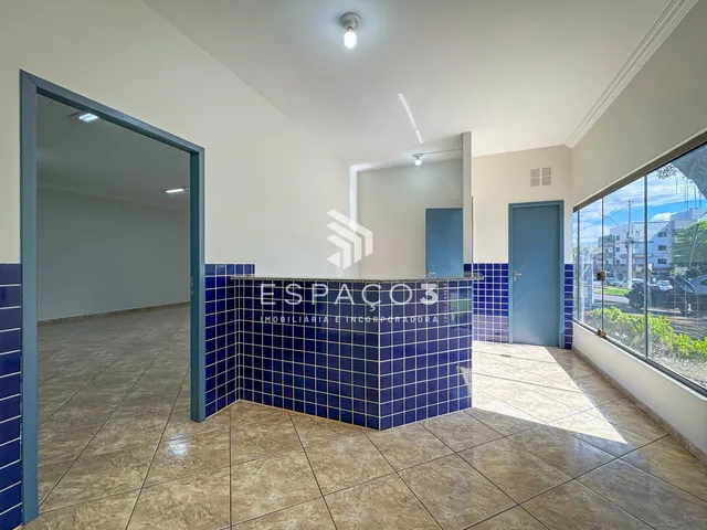 Imagem 2: Sala comercial no centro com 95 m², com divisórias para escritório