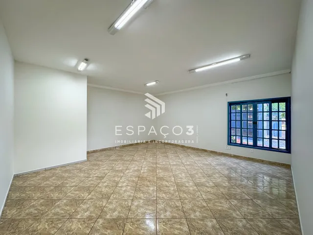 Imagem 3: Sala comercial no centro com 95 m², com divisórias para escritório