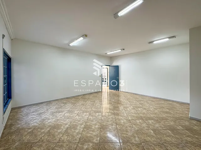 Imagem 4: Sala comercial no centro com 95 m², com divisórias para escritório