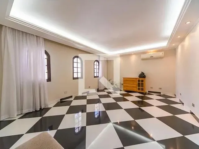 Imagem: A casa possui 3 Dormitórios, 4 Banheiros, 2 Vagas na