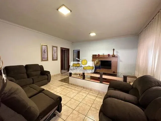 Imagem: A casa possui 3 Dormitórios, 2 Banheiros, 4 Vagas na