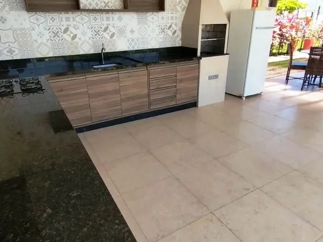 Imagem 2: Bem localizada com 3 suítes, piscina privativa e energia solar