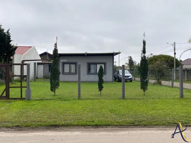 Imagem 1: Casa com 4 dormitórios à venda em localização privilegiada, próxima ao mar, na área