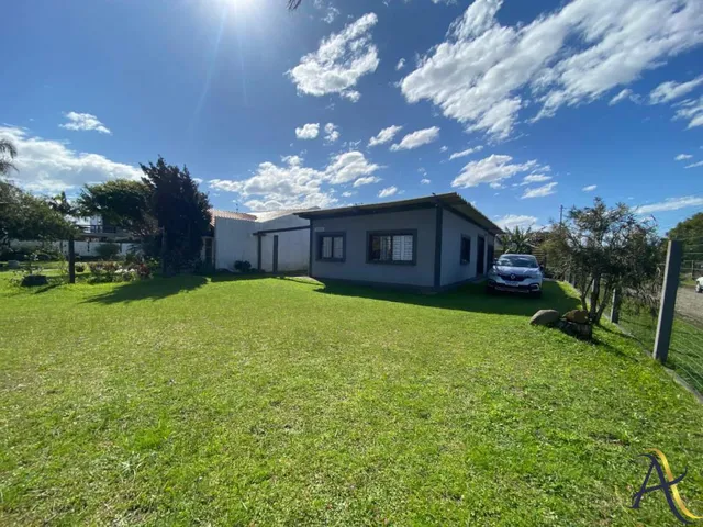 Imagem 2: Casa com 4 dormitórios à venda em localização privilegiada, próxima ao mar, na área