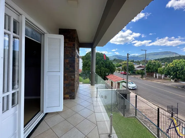 Imagem 5: Casa Completa com Suíte, Piscina, Churrasqueira e Garagem para 3 Carros em excelente