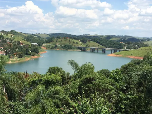 Imagem: Linda Chácara, a Beira da Represa (Pé