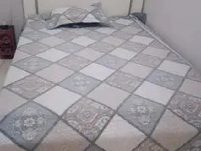 Imagem: A casa possui 3 Dormitórios, Acomodam 6 pessoas e está