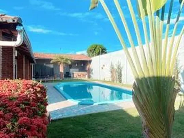 Imagem: A casa possui 4 Dormitórios, 1 Suíte, 3 Banheiros, 5
