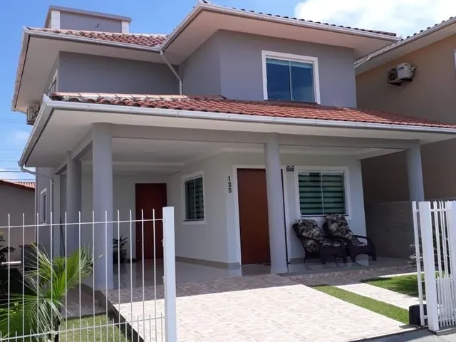 Imagem: A casa possui 3 Dormitórios, 1 Suíte, 4 Banheiros, 2