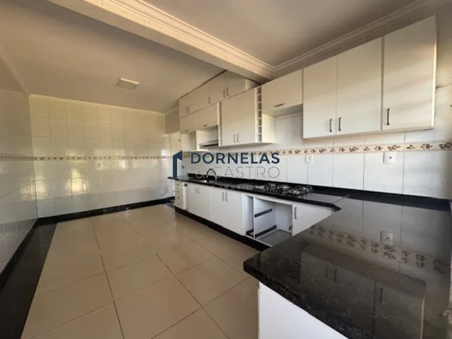 Imagem 2: CASA TÉRREA 3 DORMITÓRIOS UMA SUÍTE GUARAPARK COND. FECHADO TERRENO COM 800M²