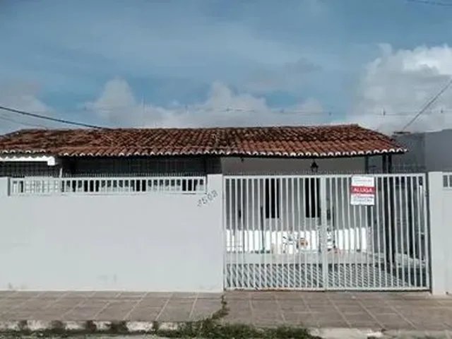 Imagem: Alugo Casa Grande na Frente da Igreja Candelária