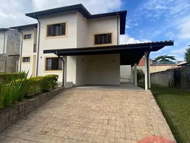 Imagem: A casa possui 3 Dormitórios, 1 Suíte, 3 Banheiros, 4