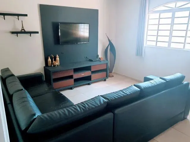 Imagem: A casa possui 3 Dormitórios, 1 Suíte, 2 Banheiros, 4