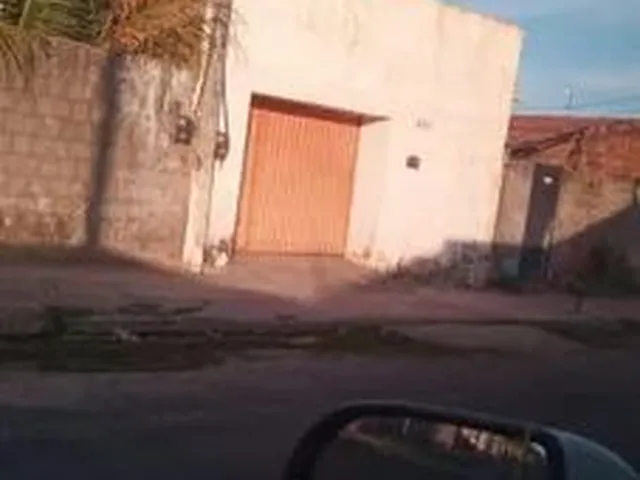 Imagem: A casa possui 2 Dormitórios, 1 Banheiro, 2 Vagas na