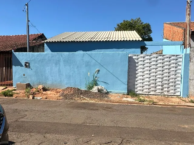 Imagem: A casa possui 3 Dormitórios, 1 Banheiro, 2 Vagas na