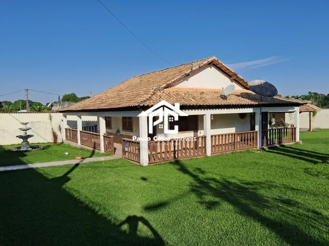 Imagem: A casa possui 3 Dormitórios, 1 Suíte, 2 Banheiros, 4
