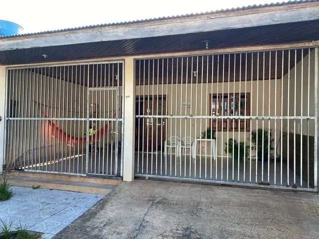 Imagem: A casa possui 3 Dormitórios, 2 Suítes, 2 Banheiros e