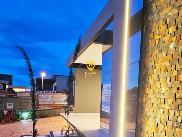 Imagem: Casa Moderna com Fachada Espelhada e Iluminação