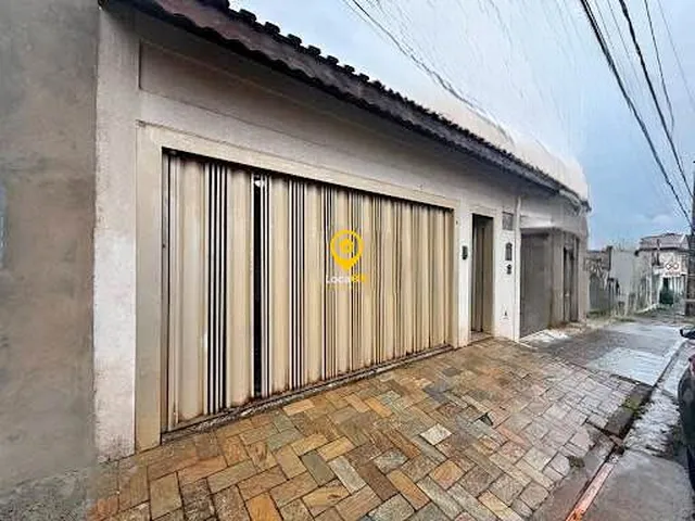 Imagem: A casa possui 5 Dormitórios, 1 Suíte, 3 Banheiros, 2