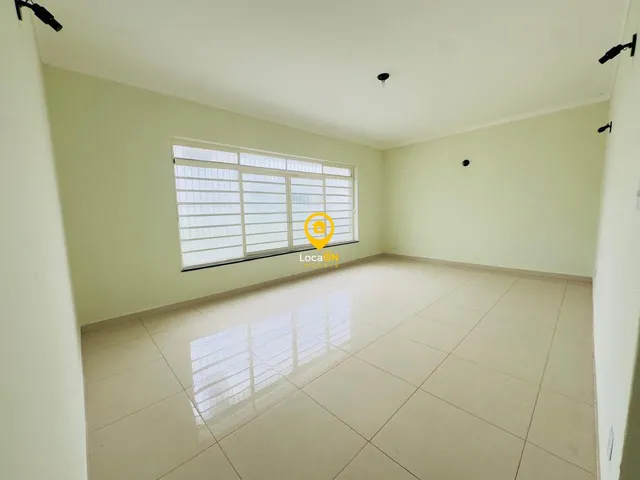 Imagem: A casa possui 3 Dormitórios, 1 Suíte, 1 Banheiro, 3 Vagas