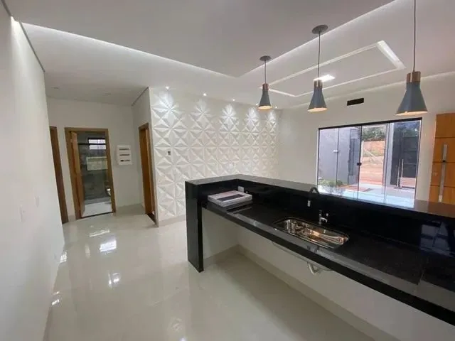 Imagem: A casa possui 3 Dormitórios, 2 Suítes, 2 Banheiros, 3