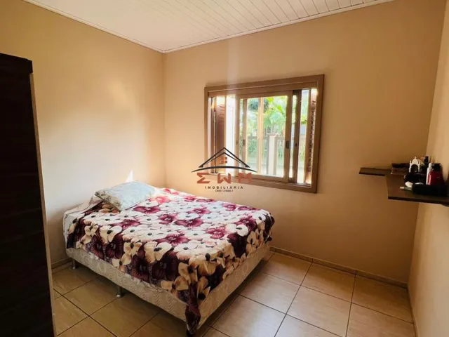 Imagem 2: Casa de esquina toda Mobiliada à venda em Torres - 4 Dormitórios, Churrasqueira e