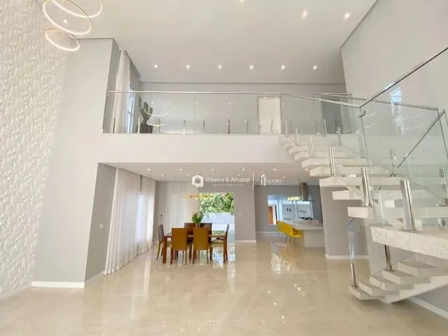 Imagem: A casa em condomínio possui 5 Dormitórios, 4 Suítes, 5