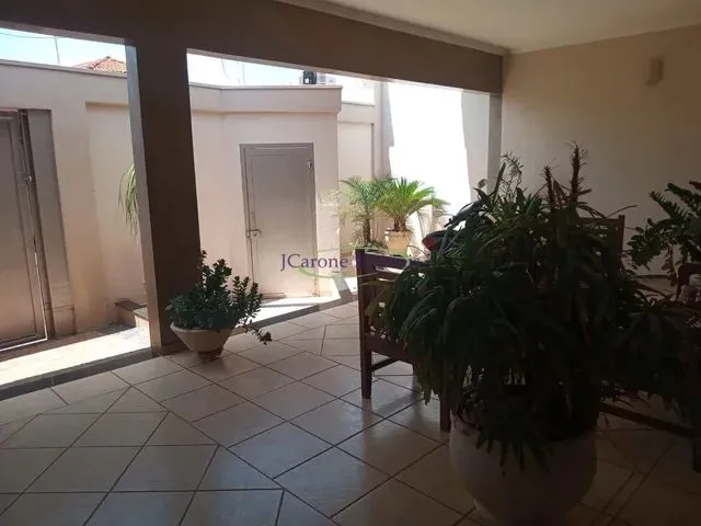 Imagem: A casa possui 3 Dormitórios, 3 Banheiros, 2 Vagas na