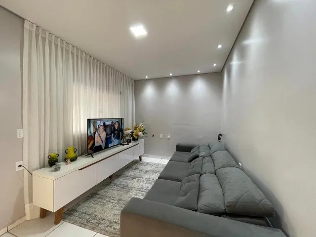 Imagem: A casa possui 3 Dormitórios, 1 Banheiro, 2 Vagas na