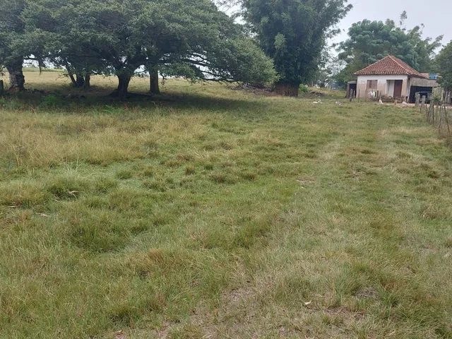 Imagem: A chácara possui 3 Dormitórios, 2 Banheiros, 1 Vaga na