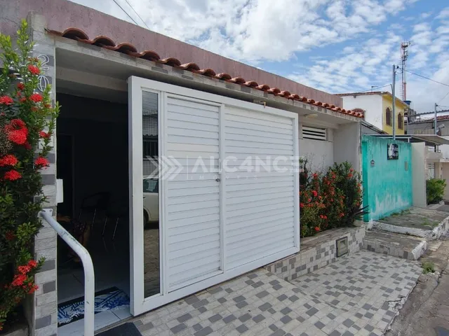 Imagem: A casa possui 2 Dormitórios, 1 Banheiro, 1 Vaga na