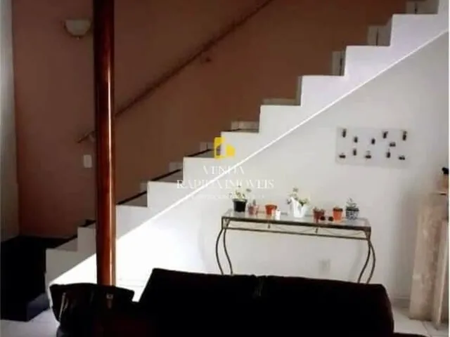 Imagem: A casa possui 3 Dormitórios, 2 Banheiros, 1 Vaga na