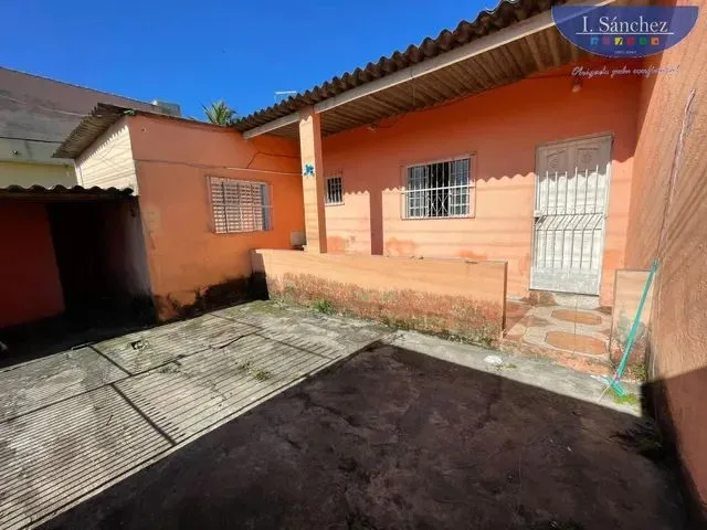 Imagem: A casa possui 1 Dormitório, 1 Banheiro, 1 Vaga na garagem,