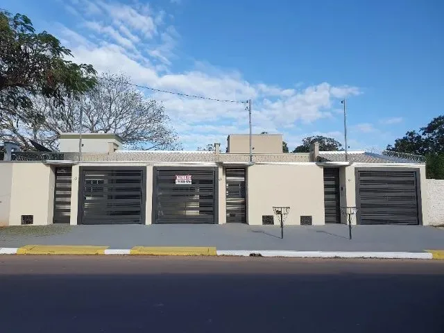 Imagem: A casa possui 2 Dormitórios, 1 Banheiro, 2 Vagas na garagem