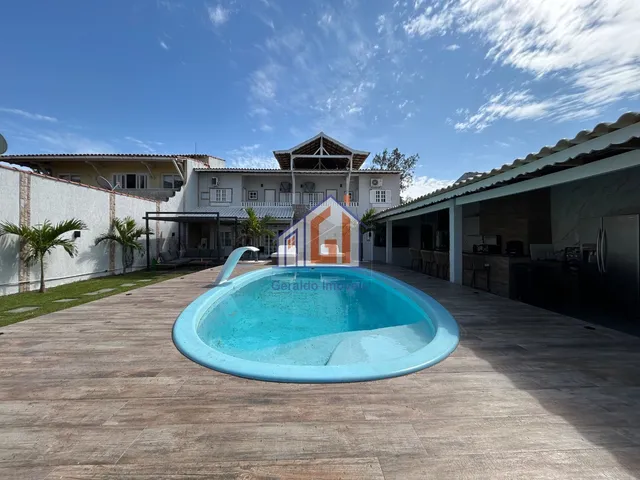 Imagem: A casa possui 5 Dormitórios, 3 Suítes, 2 Banheiros,