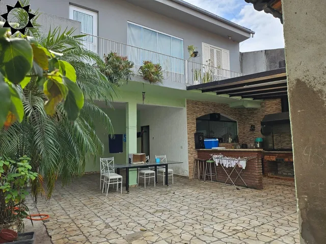 Imagem: A casa possui 3 Dormitórios, 1 Suíte, 4 Banheiros, 300m²