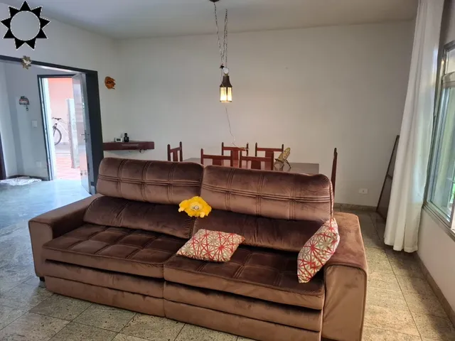 Imagem: A casa possui 3 Dormitórios, 2 Banheiros, 3 Vagas na