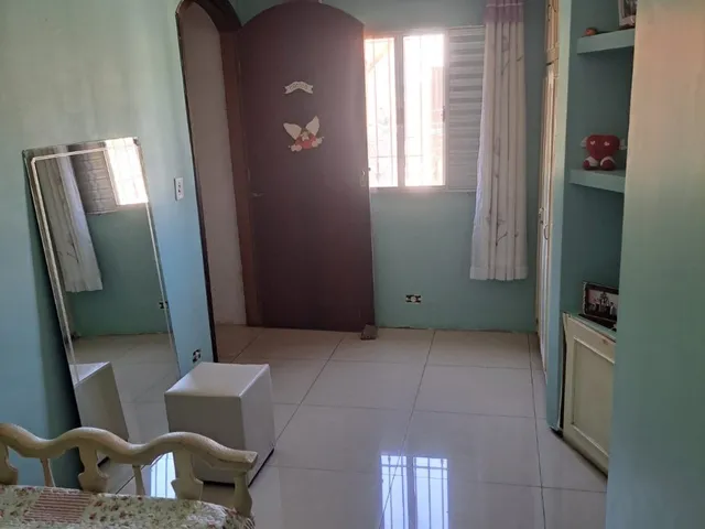 Imagem: A loja possui 4 Dormitórios, 2 Suítes, 3 Banheiros, 7