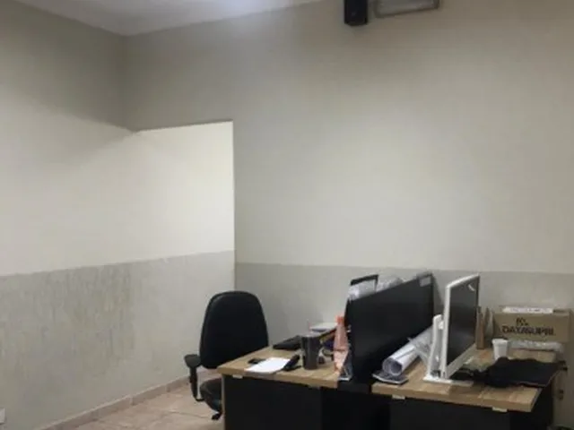 Imagem: A loja possui 1 Dormitório, 1 Banheiro, 1 Vaga na garagem,