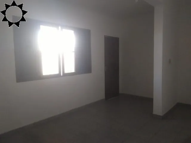 Imagem: A casa possui 2 Dormitórios, 1 Banheiro, 2 Vagas na