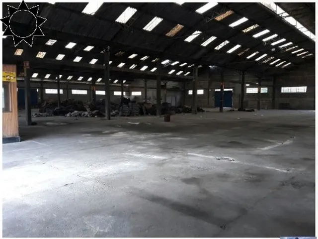 Imagem: O depósito possui 20 Banheiros, 56.900m² de Área,