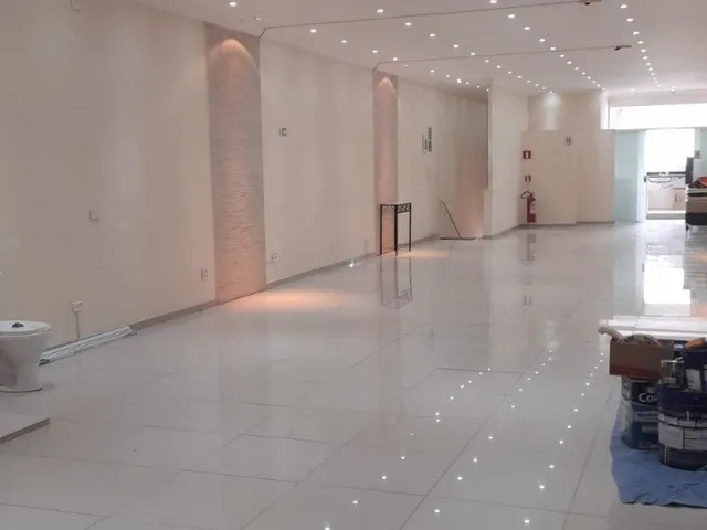 Imagem: A loja possui 4 Banheiros, 1 Vaga na garagem, 360m² de