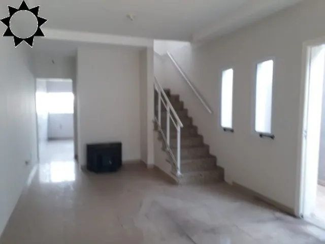 Imagem: A casa possui 3 Dormitórios, 1 Suíte, 1 Banheiro, 4 Vagas