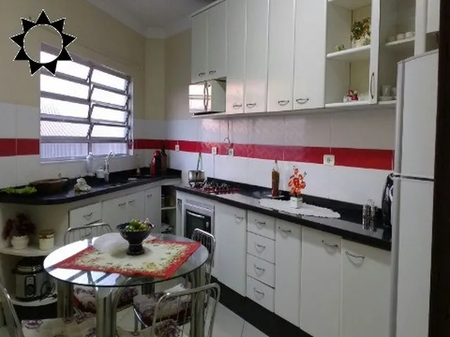 Imagem: A casa possui 3 Dormitórios, 2 Suítes, 3 Banheiros, 2