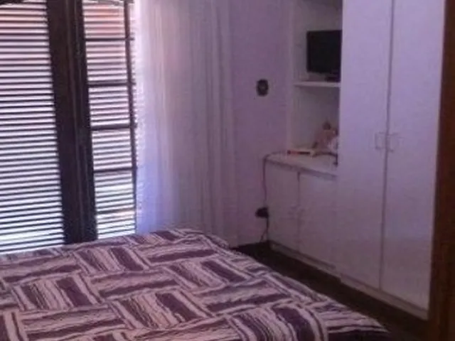 Imagem: A casa possui 3 Dormitórios, 3 Suítes, 6 Banheiros, 2