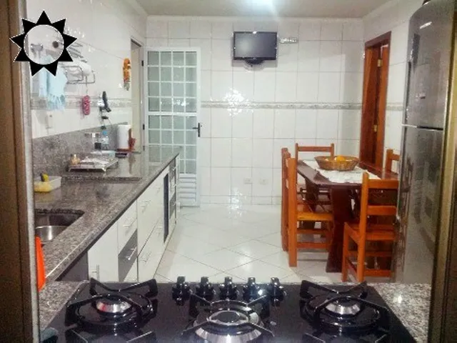 Imagem: A loja possui 5 Dormitórios, 2 Suítes, 2 Banheiros,