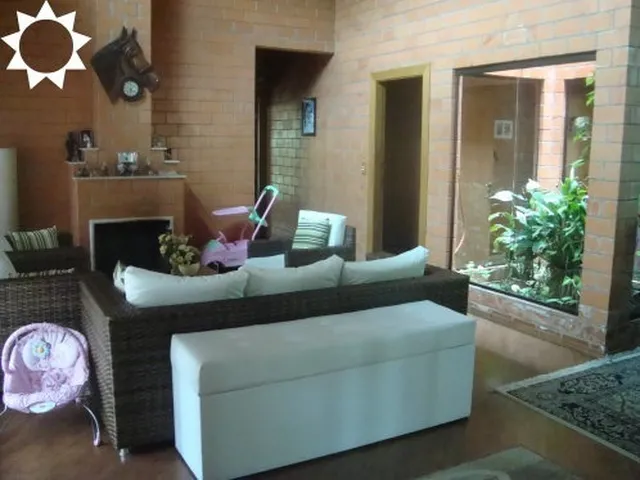 Imagem: A casa em condomínio possui 3 Dormitórios, 3 Suítes, 3