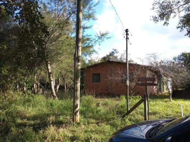 Imagem: A chácara possui 1 Dormitório, 1 Banheiro, 2 Vagas na