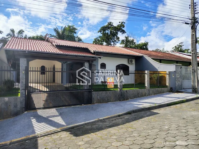 Imagem: A casa possui 3 Dormitórios, 1 Suíte, 3 Banheiros, 2